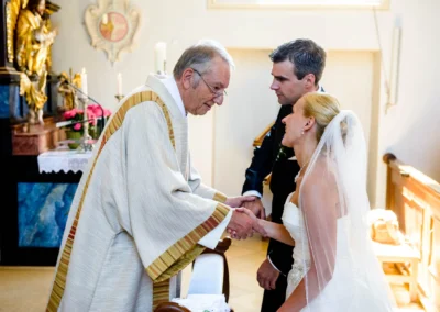 Brautpaar bei kirchlicher Trauung in Taufkirchen, Fotograf hält emotionalen Moment fest. Hochzeitsfotografie.