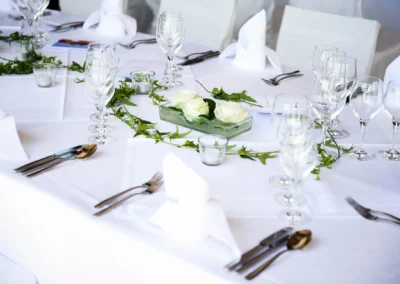 Gedeckter Hochzeitstisch mit Blumenarrangement, aufgenommen in der Sprengenoder Alm. Ideal fuer Hochzeitsfotografie.