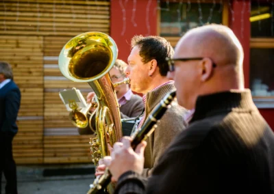 Musiker spielen bei einer Hochzeit in Karlsfeld, Nahaufnahme der Instrumente mit sonniger Beleuchtung. Hochzeitsreportage.