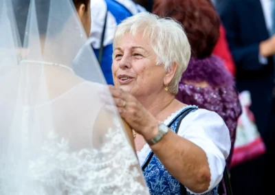 Ältere Frau gratuliert Braut auf einer Hochzeit in Fischbachau, festgehalten von Hochzeitsfotograf.