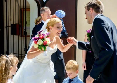 Brautpaar lacht bei der kirchlichen Trauung nahe Muenchen, festgehalten in einer Hochzeitsreportage.