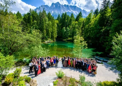 Hochzeitsgesellschaft nahe Badersee mit malerischem Bergblick als Teil der Hochzeitsreportage eines Fotografen.
