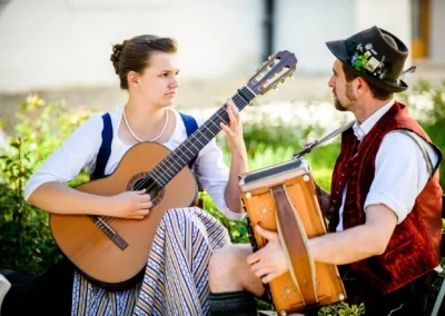 Musiker bei einer Hochzeit mit Gitarre und Akkordeon im Kloster Seeon. Hochzeitsreportage im Chiemgau.