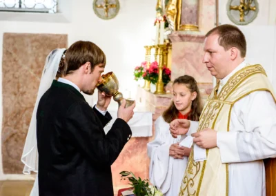 Bräutigam trinkt aus Kelch bei kirchlicher Trauung in Valley-Unterdarching, Hochzeitsfotografie Miesbach.