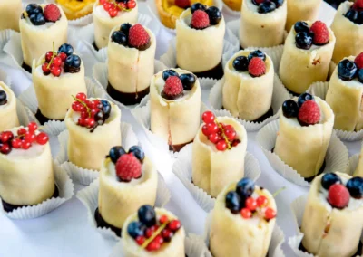 Desserts mit Beeren auf Hochzeit bei evangelischer Friedenskirche, aufgenommen vom Hochzeitsfotografen Starnberger See.