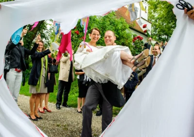 Brautpaar durch Herz aus Laken, Hochzeit auf Gut Thurnsberg, noerdlich von Muenchen, Hochzeitsfotografie.