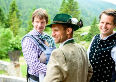 Drei Maenner in traditioneller Tracht bei einer Hochzeit im Sillberghaus, Bayrischzell. Hochzeitsfotografie Oberbayern.