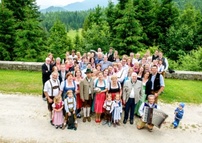 Gruppe von Hochzeitsgaesten in traditioneller Tracht in Oberbayern, aufgenommen bei einer Hochzeit im Sillberghaus.