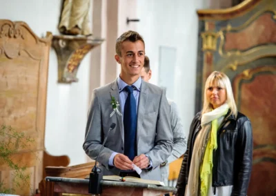 Ein Mann spricht während einer kirchlichen Trauung in der Pfarrkirche Sankt Michael, Landkreis Muenchen. Hochzeitsreportage.