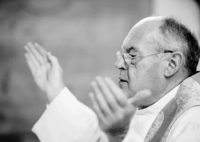 Priester bei kirchlicher Trauung in Sankt Michael, Arget. Hochzeitsreportage zeigt feierlichen Moment der Zeremonie.