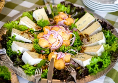 Käseplatte mit Salat und Zwiebeln bei Hochzeit im Restaurant Alpenblick am Staffelsee. Hochzeitsfoto in Uffing.