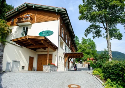Eingang des Leeberghof am Tegernsee mit Personen im Hintergrund. Aufnahme bei einer Hochzeit.