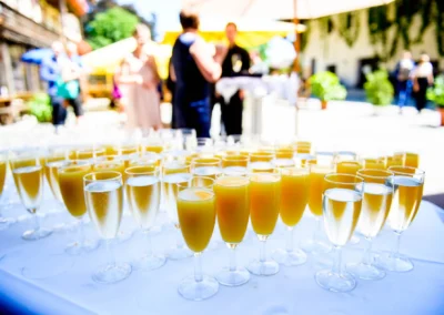 Glaeser mit Sekt und Orangensaft bei Hochzeitsempfang nahe Feldkirchen-Westerham. Hochzeitsfotoreportage.
