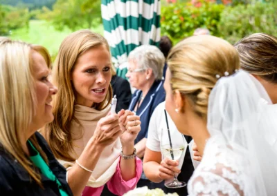 Gespraech und Freude auf einer Hochzeit nahe Tegernsee, fesselnde Hochzeitsfotos im Freien, festgehalten von einem Profi.