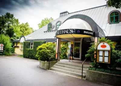 Seehaus in Munchen als Hochzeitslocation. Atmospharische Aufnahme bei einer Hochzeit im Englischen Garten.