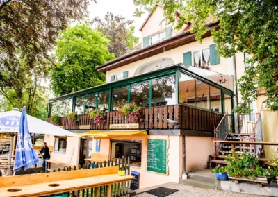 Restaurant Alpenblick am Staffelsee, idealer Ort für Hochzeitsfotografie, mit blühenden Pflanzen auf der Terrasse.
