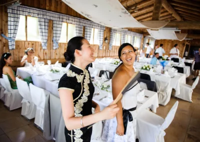 Lachende Gaeste bei einer Hochzeit in Sprengenoeder Alm, festlich gedeckte Tische, Hochzeitsfotoreportage nahe Muenchen.