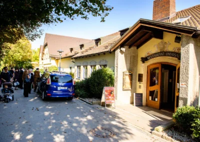 Gruppenszene bei einer Hochzeit am Starnberger See vor Restaurant Undosa, perfektes Setting fuer Hochzeitsfotos.