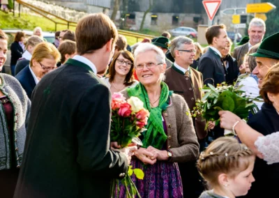 Personen bei Hochzeit mit Blumenstrauss in Valley. Feierliche Stimmung und traditionelle Trachten. Hochzeitsfotograf.