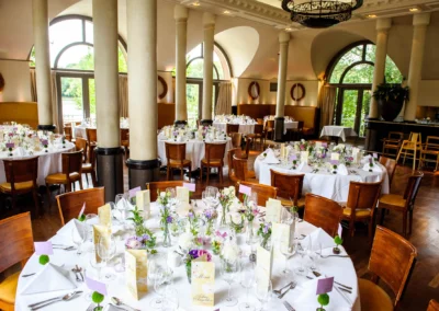 Elegant gedeckte Tische bei Hochzeit im Seehaus, Munchen. Perfekte Kulisse fur Hochzeitsfotografie im Englischen Garten.