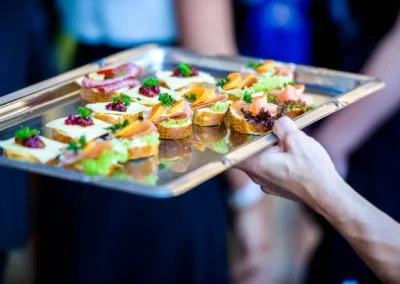 Hochzeit bei Landgasthof Stahuber Thal mit Tablett voller Canapes, festlich dekoriert als Teil der Hochzeitsreportage.