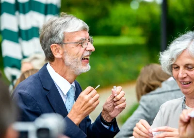 Älteres Paar lacht bei Hochzeit in Waakirchen. Hochzeitsfoto zeigt Freude und Emotionen. Perfekte Hochzeitsreportage.