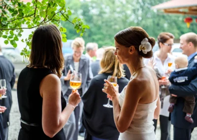 Gaste bei einer Hochzeit mit Getraenken im Freien, gut thurnsberg, Hochzeitsfotografie.