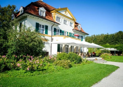 Hochzeitsfotografie im Schlossgut Oberambach mit Garten und Terrasse bei Sonnenschein.