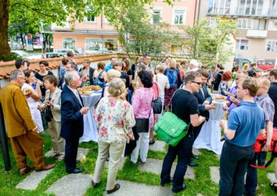Gartenempfang bei einer Hochzeit in Muenchen Schwabing mit Gaesten, die sich unterhalten und Snacks geniessen.