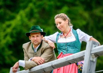 Brautpaar in traditioneller Tracht bei Hochzeitsreportage im Sillberghaus. Natuerliche Hochzeitsfotografie aus Bayern.