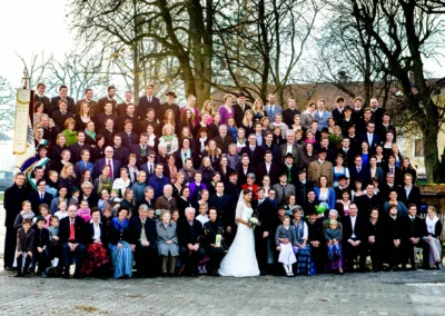 Gruppenfoto auf mobiler Fototribüne bei Hochzeit in Valley, Braut und Gäste im Freien. Hochzeitsfotografie in Kreis Miesbach.