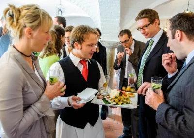 Gäste bei einer Hochzeit bekommen Snacks serviert. Hochzeitsreportage bei Freising, nahe Gut Thurnsberg.