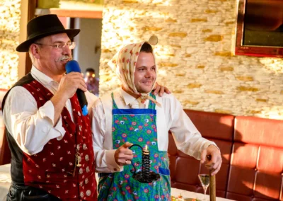 Zwei Maenner in Tracht halten eine Hochzeitsrede in Karlsfeld, festgehalten in einer lebendigen Hochzeitsreportage.