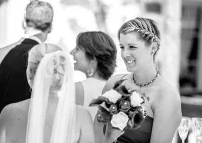 Braut und Freunde bei einer Hochzeit im Landgasthof Stahuber Thal, lachen und feiern. Hochzeitsreportage.