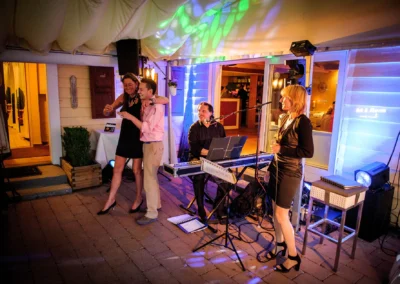 Hochzeitsfeier mit Band und Paar unter Festzelt am kleinen Seehaus Starnberger See.