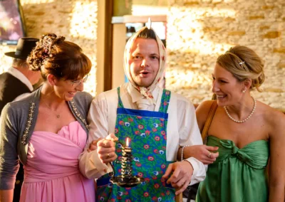 Brautigam und Gaeste lachen bei Hochzeit im Paulaner Seegarten, Hochzeitsfotograf dokumentiert den Moment.