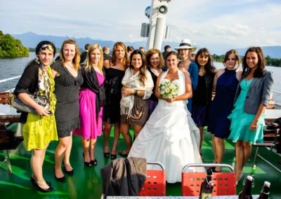 Zehn Frauen, darunter die Braut, posieren auf einem Boot auf dem Staffelsee bei einer Hochzeitsreportage.