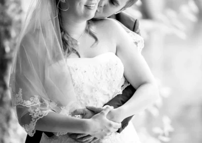 Brautpaar bei Hochzeitsfotos in Grainau, lächelnd und umarmend. Hochzeitsreportage nahe Zugspitze.