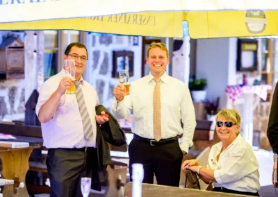Gäste heben Gläser bei Hochzeit, Landgasthof Stahuber Thal. Aufnahme von Hochzeitsfotograf, festliche Stimmung.