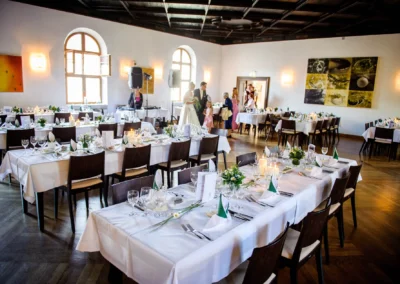Elegantes Hochzeitsessen nahe Chiemsee. Geschmueckte Tische im Kloster Seeon fuer eine besondere Hochzeitsfeier.