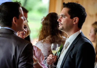 Gespräche bei einer Hochzeit im Gasthof Schmuck in Sauerlach. Hochzeitsfotografie in natürlicher Atmosphäre.