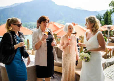 Braut und Gaeste bei Hochzeit im Leeberghof, Stimmung beim Empfang, Hochzeitsfoto am Tegernsee.