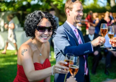 Gäste stoßen bei einer Hochzeit in Oberambach mit Sektgläsern an, festgehalten in einer Hochzeitsreportage.