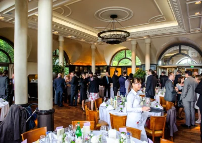 Gaste bei einer Hochzeitsfeier im Seehaus, festliche Atmosphäre, Hochzeitsfotograf dokumentiert den besonderen Tag.