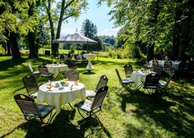 Gartenhochzeit mit gedeckten Tischen und Stuehlen im Freien in Oberambach, festgehalten als Hochzeitsfotografie.