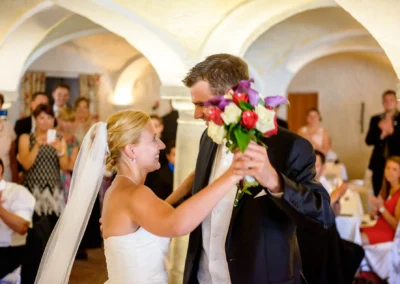 Brautpaar tanzt bei einer Hochzeit nahe Rosenheim, umgeben von applaudierenden Gaesten in einem festlichen Raum.