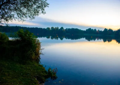 Sonnenuntergang am See in Karlsfeld, idealer Ort fuer eine Hochzeitsfotografie am Wasser.