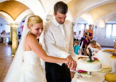 Brautpaar schneidet Hochzeitstorte bei Feier im Landgasthof Stahuber Thal. Hochzeitsfotograf dokumentiert den Moment.
