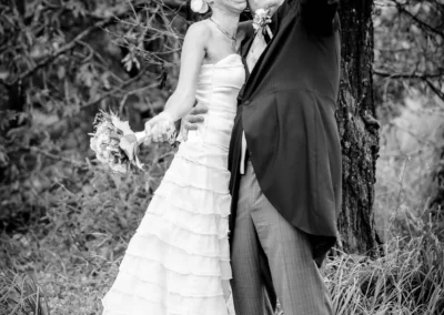 Lachendes Brautpaar posiert im Freien bei einer Hochzeit auf Gut Thurnsberg, festgehalten von einem Hochzeitsfotografen.