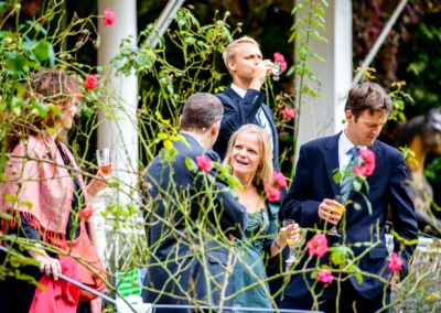 Gäste bei einer Hochzeitsfeier im Garten des Hotel Kaiserin Elisabeth, Starnberger See, mit Getränken und Blumen.